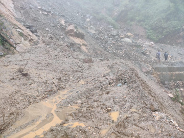 दार्चुला–गोकुेलेश्वर सडक: पहिरोले तेर्छालेक रनेबास क्षेत्र अवरुद्ध