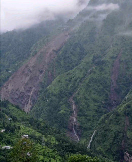मकवानपुरमा पहिराेले घर बगाउँदा एक जनाको मृत्यु, तीन बालबालिकासहित ६ जना बेपत्ता
