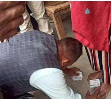 पैसा राखेर पाउ ढोगेका वडाअध्यक्षलाई निर्वाचन आयोगले साेध्याे– तपाईंलाई किन कारबाही नगर्ने ?