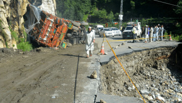 पाकिस्तानमा बाढीको विनाश, उद्धारमा खटेको हेलिकोप्टर नै खस्यो