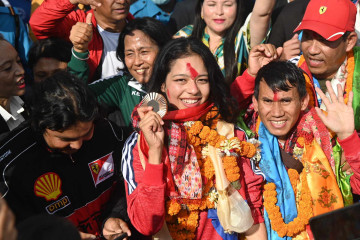 पारा ओलम्पिकमा ऐतिहासिक उपलब्धि हासिल गरेकी पलेशालाई विमानस्थलमा भव्य स्वागत (तस्वीरहरू)