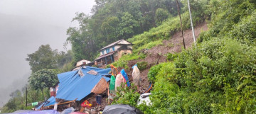 फलाेअप: लाङ्दी पहिरोमा पुरिएका दम्पतीमध्ये श्रीमान् मृत फेला, श्रीमतीको खोजी जारी