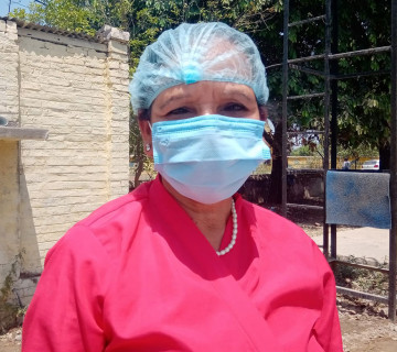 कोरोना संक्रमितको सेवामा खटिएकी ६० वर्षीया वृद्धा