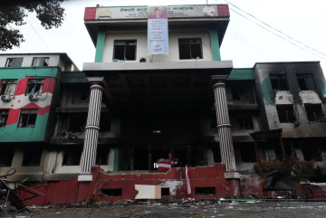 खण्डहर बने प्रमुख तीन राजनीतिक दलका मुख्यालय (तस्वीरहरू)