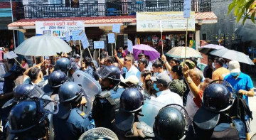 पोखरामा सहकारीपीडितले रवि लामिछानेलाई देखाए कालो झण्डा