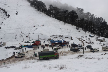 हिउँ खेल्न लोभिएका आन्तरिक पर्यटक रूकुम पूर्वमा