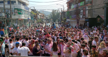 पोखरामा फागुपूर्णिमाको हर्षोल्लास, पर्यटकसमेत रमाए