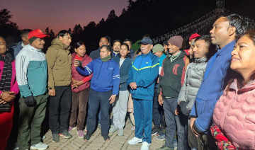 माओवादी अध्यक्ष प्रचण्डले गरे दाङको पाण्डवेश्वर मन्दिरको अवलोकन