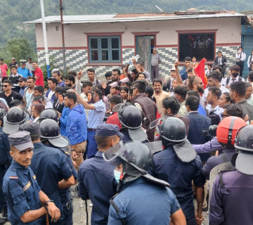 मुख्यमन्त्री पोखरेलको राजीनामा माग्दै प्रदेशसभाअगाडि प्रदर्शन