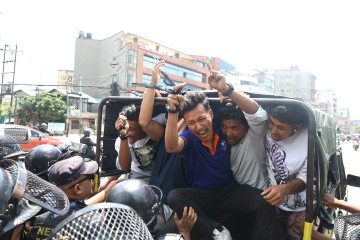 रेविकालाई न्याय माग्दै प्रदर्शनमा उत्रेका विद्यार्थीमाथि प्रहरीको धरपकड, आठ जना पक्राउ (तस्वीरहरू)
