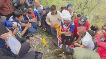 दार्चुलाको दुम्लिङस्थित घट्टेखोलामा हर्क साम्पाङले गरे पुलको शिलान्यास