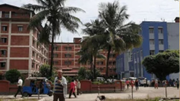 कार अनियन्त्रित भई रुखमा ठोक्किँदा डाक्टरको मृत्यु