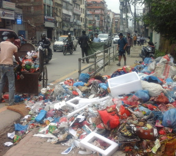 पुतलीसडकको पैदलमार्गमा थुपारियो फोहोर