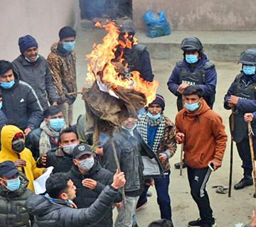 इन्धनकाे मूल्य बढाएकाे भन्दै अनेरास्ववियुले जलायाे प्रधानमन्त्रीकाे पुतला