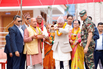 गाैरीघाटमा राष्ट्रपति पौडेलले गरे छठी माताको पूजा