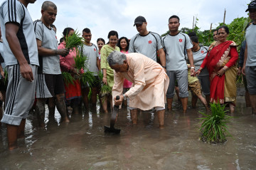 धान रोपाइँमा सहभागी भए राष्ट्रपति पौडेल (तस्वीरहरू)
