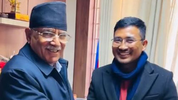 ओलीको निर्वाचन क्षेत्रमा चुनाव लड्‌न प्रचण्डले रञ्जित तामाङलाई दिए टिकट