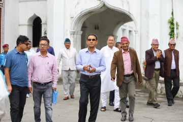 उपाध्यक्ष गिरीलाई पदमुक्त गर्ने लिङ्‍देनकाे निर्णयविरूद्ध निर्वाचन आयोगमा उजुरी