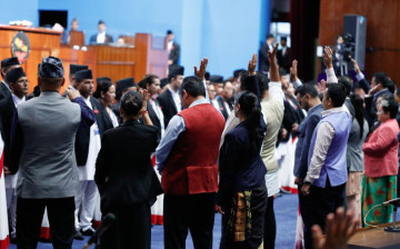 संसदमा रास्वपाको वेल घेराउ जारी, सभामुख घिमिरेले अघि बढाए बैठक