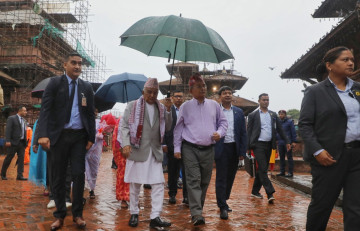 चिरीबाबुलाई छाता ओढाउँदै पाटनमा झुल्किए राष्ट्रपति पाैडेल