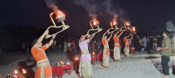 नारायणी नदी किनारमा सन्ध्याकालीन आरती (तस्वीरहरू)