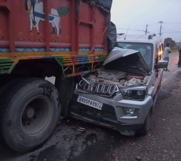 चितवनमा रोकिराखेको ट्रकमा स्कारपियो जाेतिएपछि...