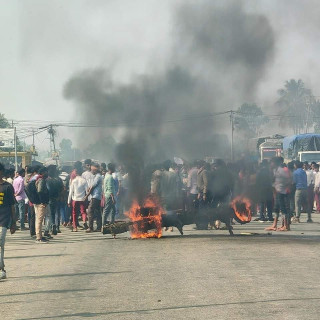 सप्तरीमा टिपरको ठक्करले किशोरीकाे मृत्यु भएपछि पूर्वपश्चिम राजमार्ग अवरुद्ध