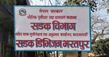 नारायणगढका सडक सीमाभित्रका संरचनामा डोजर चलाइँदै