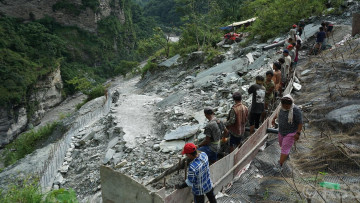 कालीगण्डकी करिडोर: पहिरो रोकथाम गर्न बैसरी अँधेरीखोलामा ‘रक एङ्करिङ’