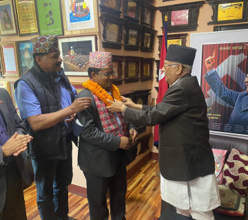 माओवादीबाट निर्वाचित बेनिघाट रोराङ गाउँपालिकाका अध्यक्ष एमालेमा प्रवेश, ओलीले गरे स्वागत