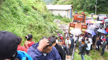 मन्त्रीहरूसँग स्थानीयको आक्रोश- सधैँ आसमात्रै देखाएर निराश बनाउने ?