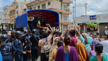 मधेश भवनअगाडि धर्नामा बसेका शहीद परिवारका सदस्यहरू पक्राउ