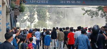 संसद भवनभित्र छिरे प्रदर्शनकारी, तोडफोड गर्दै