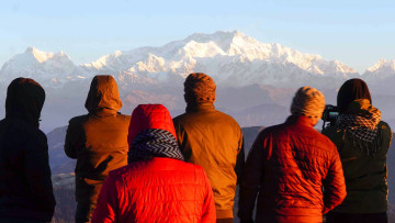 सन्दकपुरमा सूर्योदयदेखि सूर्योस्तसम्म (तस्वीरहरू)