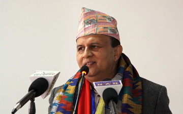 शंकर पोखरेलको टिप्पणी- पपुलिस्ट कुरा गर्ने र छोएरै उपचार गर्छु भन्ने सिमान्त गुरुबीच फरक छैन  