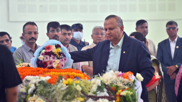 चीन भ्रमण छोट्याएर फर्किएका एमाले महासचिव पोखरेलले दिए नेम्वाङलाई अन्तिम श्रद्धाञ्जली 