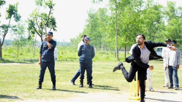 फाप्लामा खेलकुदमन्त्रीको ब्याटिङ र बलिङ, भन्छन्– स्टेडियम निर्माण प्राथमिकतामा छ