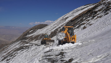 चुनावका लागि मुस्ताङको साङ्ता गाउँ जाने सडकको हिउँ पन्छ्याइँदै
