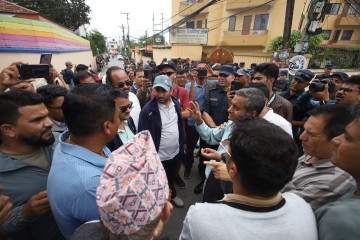शेयरबजार निरन्तर ओरालो लागेपछि लगानीकर्ताले घेरे धितोपत्र बोर्ड (तस्वीरहरू)