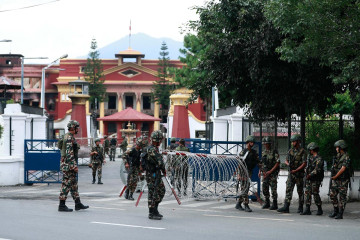 सबैका आँखा शीतलनिवासमा 