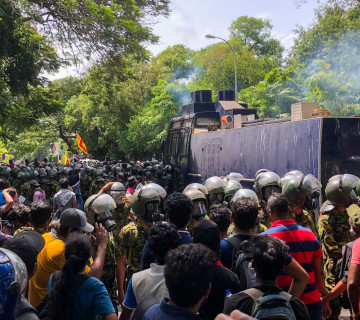 श्रीलंकाको प्रधानमन्त्री कार्यालयमा पसे प्रदर्शनकारी- कोही सेल्फी लिँदैछन्, कोही आतिसबाजी गर्दैछन्