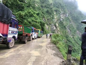 लगातारको वर्षाका कारण बुटवल–पाल्पा सडक अवरुद्ध