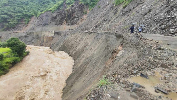 भीषण वर्षाले सुदूरपश्चिमको जनजीवन प्रभावित, पहिराे खस्दा राजमार्गहरू ठप्प