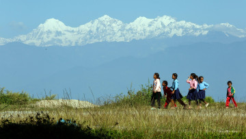 आकाश खुलेपछि नुवाकोटको सुइरेचौरबाट यस्तो देखियो हिमशृंखला (तस्वीरहरू)