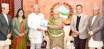 आयोगले प्रधानमन्त्री कार्कीलाई बुझायाे निर्वाचनको मत परिणामसहितको प्रतिवेदन