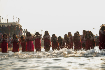 स्वस्थानीका व्रतालुहरूको त्रिवेणी नदीमा स्नान (तस्वीरहरू)