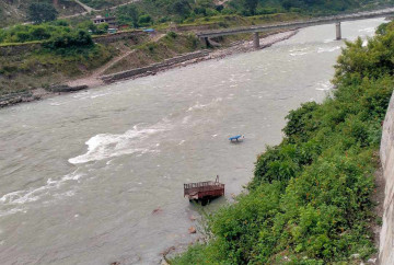 बझाङमा सेती नदीमा ट्याक्टर खस्यो, दुई जना बेपत्ता 