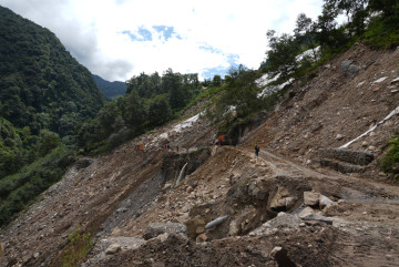 यस्तो छ तातोपानी नाका जोड्ने सडकको अवस्था (तस्वीरहरू)