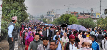 आन्दोलनरत शिक्षक र प्रहरीबीच धकेलाधकेल, तीनवटै लेनमा प्रदर्शनकारी शिक्षक