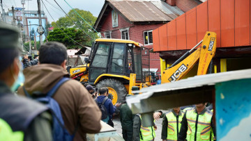 सरकार र काठमाडौं महानगर आमनेसामने, थापाथलीस्थित ट्राफिक कार्यालयमा चल्यो डोजर